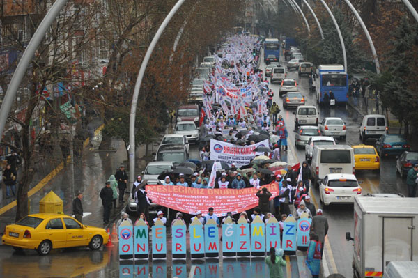 EĞİTİM-İŞ BİNLERCE ÜYESİYLE TANDOĞAN’DAN MEB’E YÜRÜDÜ | EĞİTİM İŞ