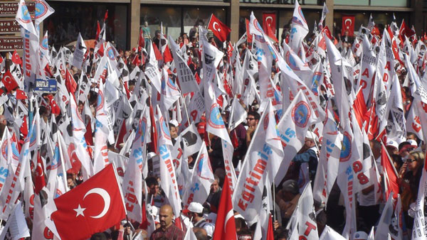 CUMHURİYET SEVDASI SINIR TANIMADI | EĞİTİM İŞ