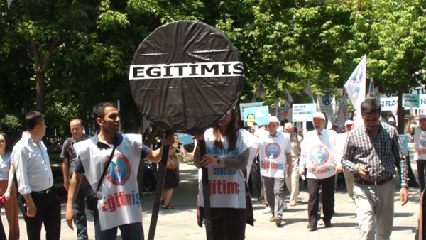 YA OTURDUĞUN KOLTUĞUN HAKKINI VER YA DA İSTİFA ET | EĞİTİM İŞ