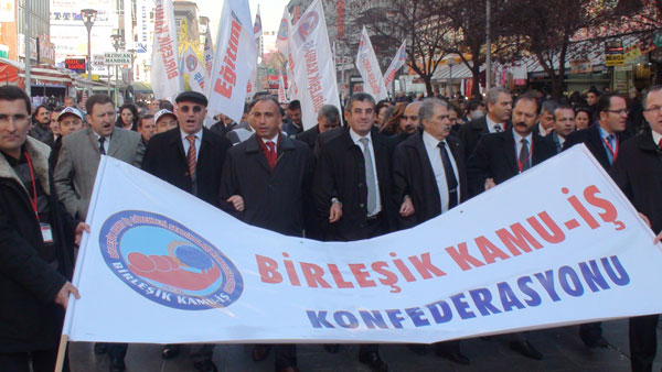 KAMU EMEKÇİLERİNİN YOK SAYILAN HAKLARINI DİLE GETİRMEK ÜZERE EYLEM YAPTIK | EĞİTİM İŞ