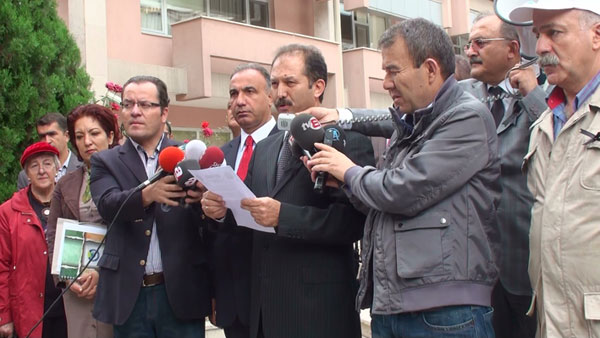 EĞİTİM-İŞ OLARAK MEB ÖNÜNDE KİTLESEL BASIN AÇIKLAMASI VE SİYAH KURDELE EYLEMİ İLE TERÖRÜ KINADIK | EĞİTİM İŞ
