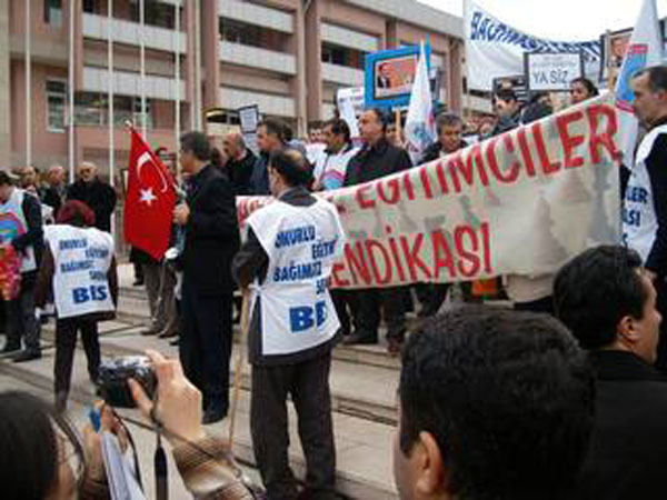 ATAMASI YAPILMAYAN ÖĞRETMENLERE EĞİTİM-İŞ’TEN DESTEK… | EĞİTİM İŞ