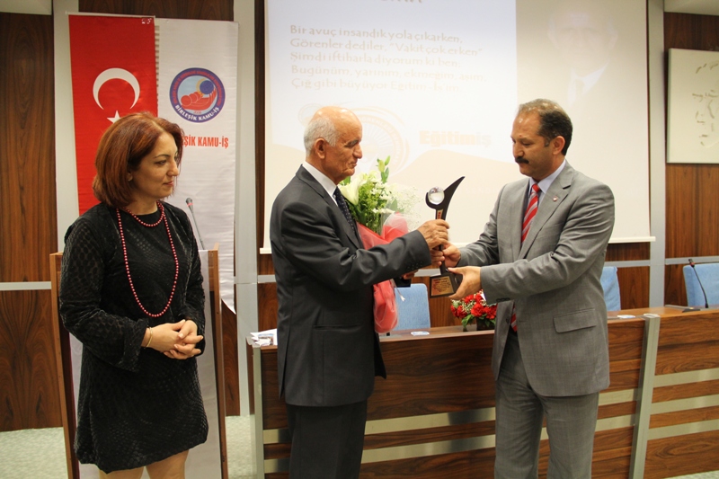 FAKİR BAYKURT ONUR ÖDÜLÜ NİYAZİ ALTUNYA’YA VERİLDİ  | EĞİTİM İŞ
