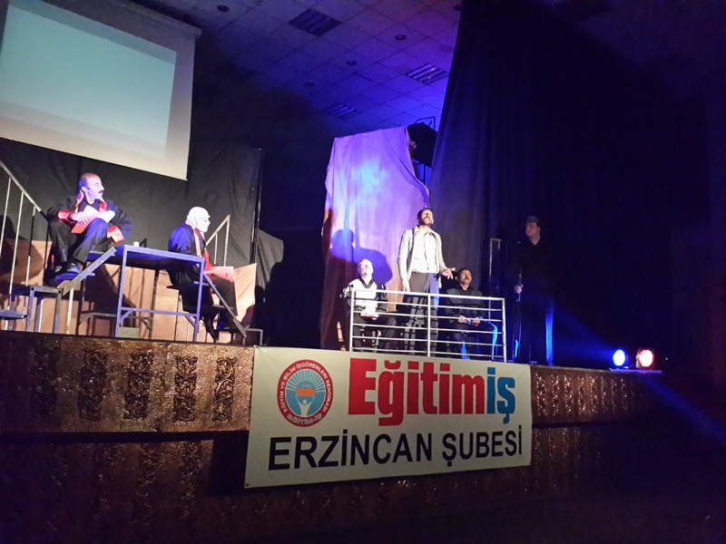ERZİNCAN TEMSİLCİLİĞİMİZ ÜÇ FİDANI TİYATRO SAHNESİNDE ANDI  | EĞİTİM İŞ