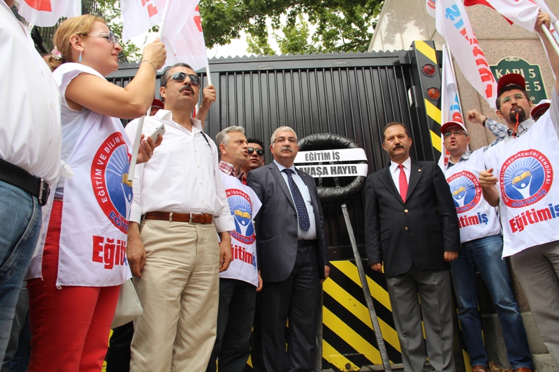 DÜNYA BARIŞ GÜNÜNDE ABD BÜYÜKELÇİLİĞİNE SİYAH ÇELENK BIRAKTIK  | EĞİTİM İŞ