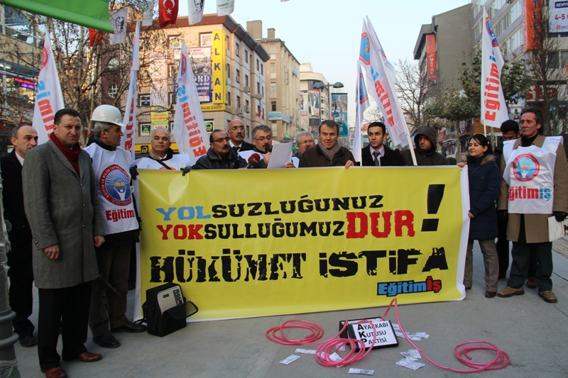 AKP’NİN YALAN VE TALANA DAYALI DÜZENİNİ PROTESTO ETTİK | EĞİTİM İŞ