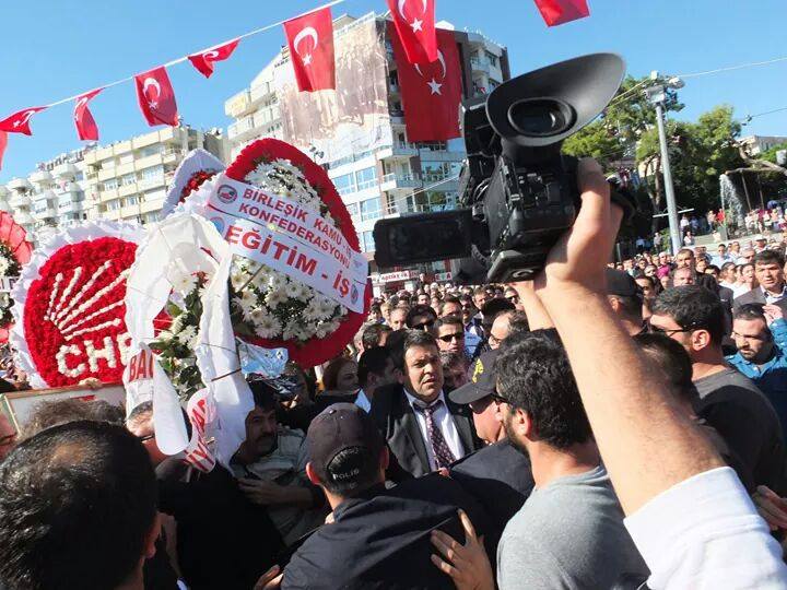 ANTALYA’DA ÇELENK SUNMA TÖRENİNDE MÜDAHALE  | EĞİTİM İŞ