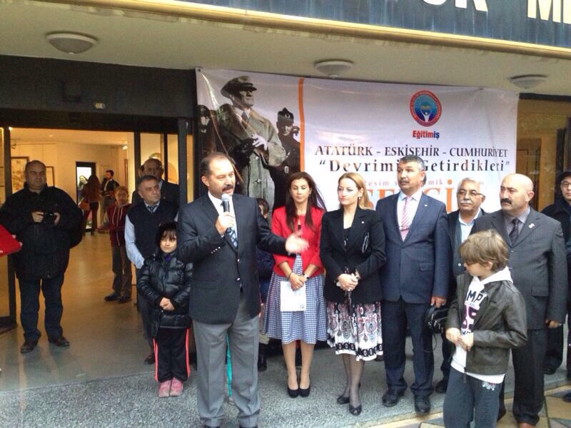 ESKİŞEHİR’DE “DEVRİMİN GETİRDİKLERİ” RESİM VE SERAMİK SERGİSİ AÇILDI | EĞİTİM İŞ