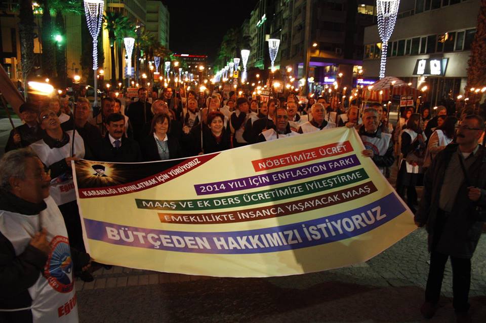 Eğitim-İş İzmir şubeleri, Öğretmenler Gününde Basmane den Konak a kadar meşaleli yürüyüş gerçekleştirdi | EĞİTİM İŞ
