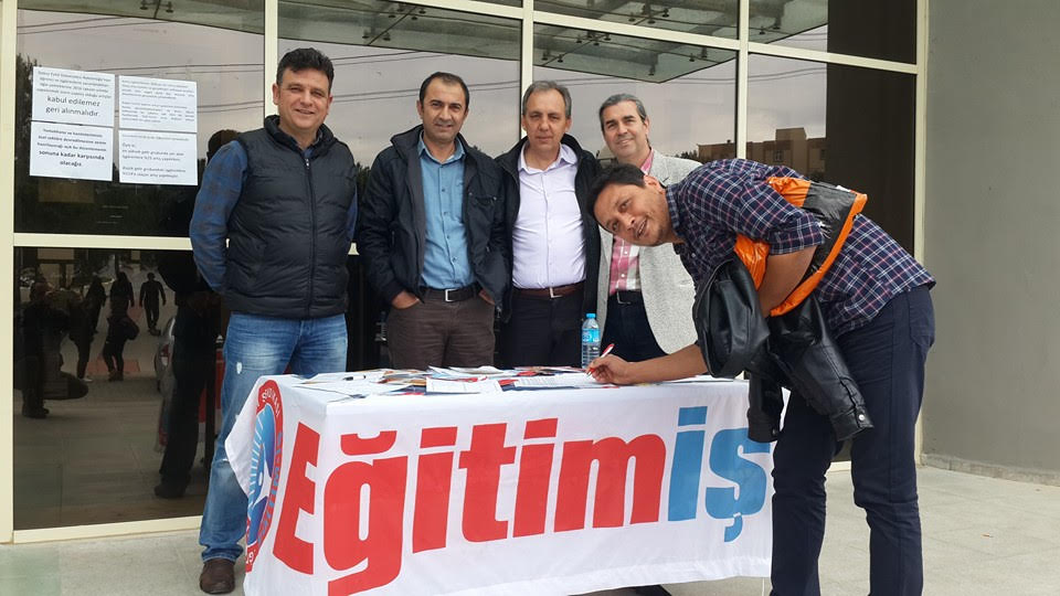İzmir 4 No`lu Şubemiz(Yükseköğretim Şubesi) Yemek zamlarının geri alınması ve Üniversitenin tüm bileşenlerinin oluşturacağı Yemekhane Komisyonu kurulması talebi ile imza topladı. | EĞİTİM İŞ