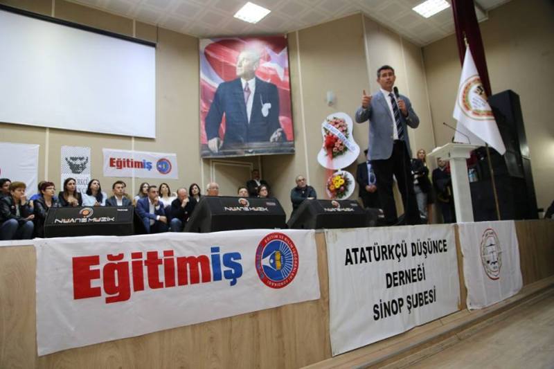 SİNOP TEMSİLCİLİĞİMİZDEN “HUKUK VE DEMOKRASİ” KONFERANSI  | EĞİTİM İŞ