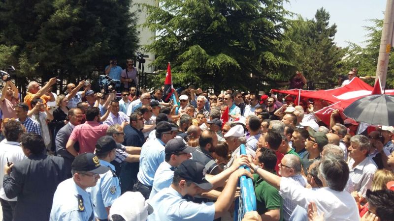 BOLU’DA 10. YIL MARŞI’NI YASAKLATAN İL MİLLİ EĞİTİM MÜDÜRÜ PROTESTOSUNA POLİS MÜDAHALESİ | EĞİTİM İŞ