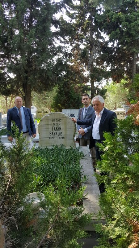 İSTANBUL ŞUBELERİMİZ FAKİR BAYKURT’U MEZARI BAŞINDA ANDI  | EĞİTİM İŞ