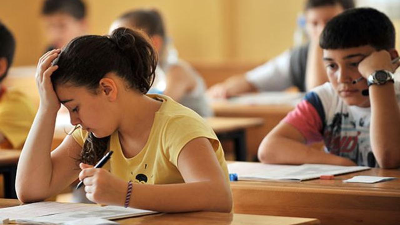 EĞİTİMDE YAŞANAN KAOS TEOG SINAVINA GİRECEK ÖĞRENCİLERİ OLUMSUZ ETKİLİYOR | EĞİTİM İŞ
