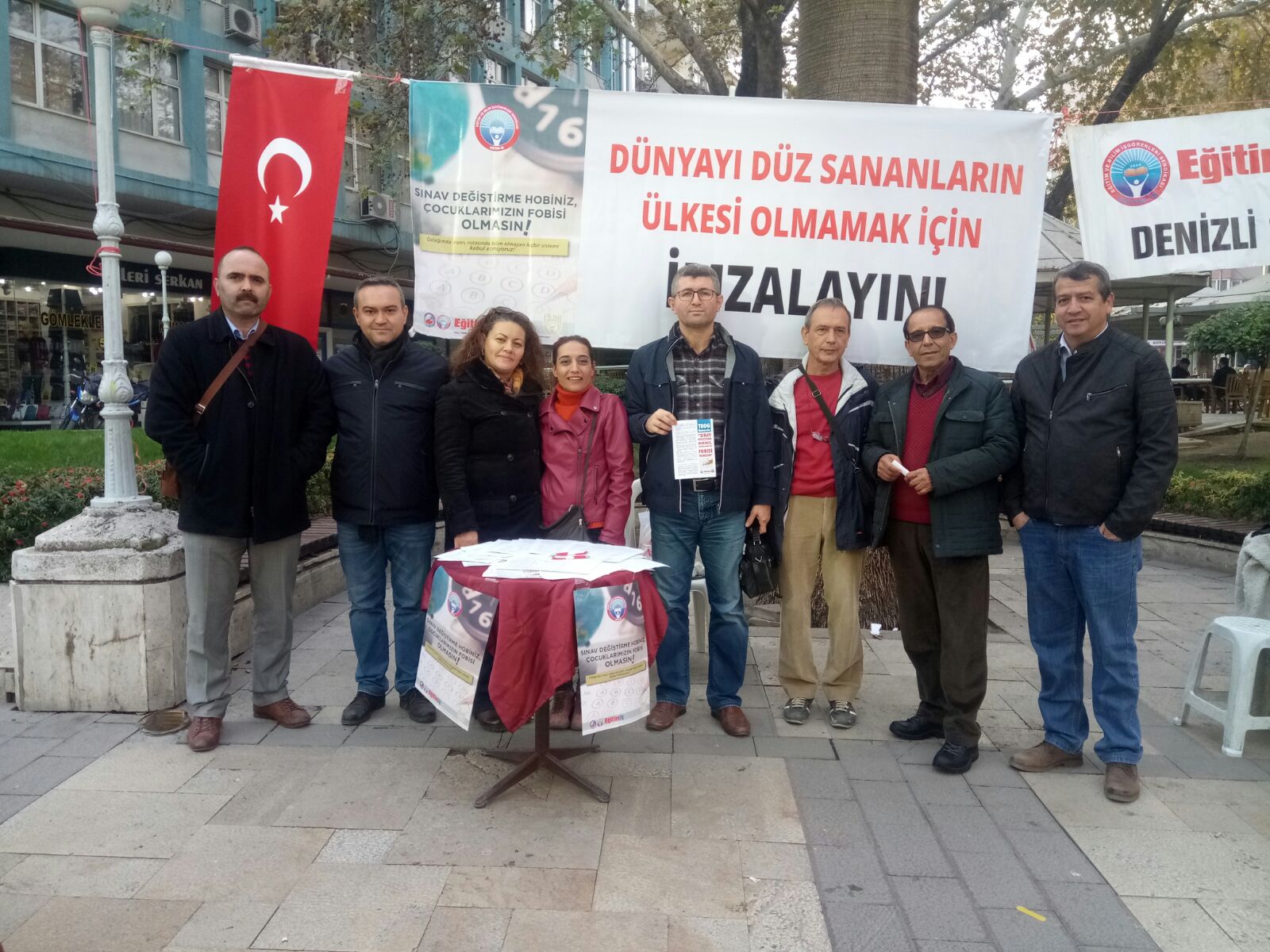 DENİZLİ ŞUBEMİZDEN DÜNYAYI DÜZ SANANLARIN ÜLKESİ OLMAMAK İÇİN İMZA KAMPANYASI | EĞİTİM İŞ