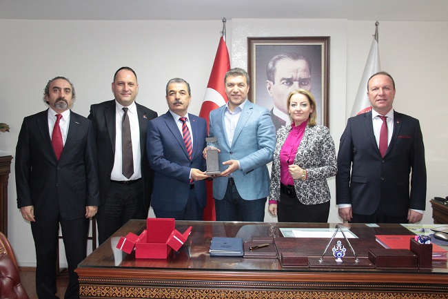 FAKİR BAYKURT ONUR ÖDÜLÜNÜ İSMAİL KÜÇÜKKAYA ALDI  | EĞİTİM İŞ
