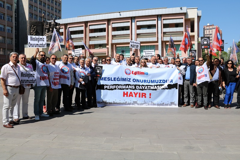 PERFORMANS DAYATMASINI MEB ÖNÜNDE PROTESTO ETTİK | EĞİTİM İŞ