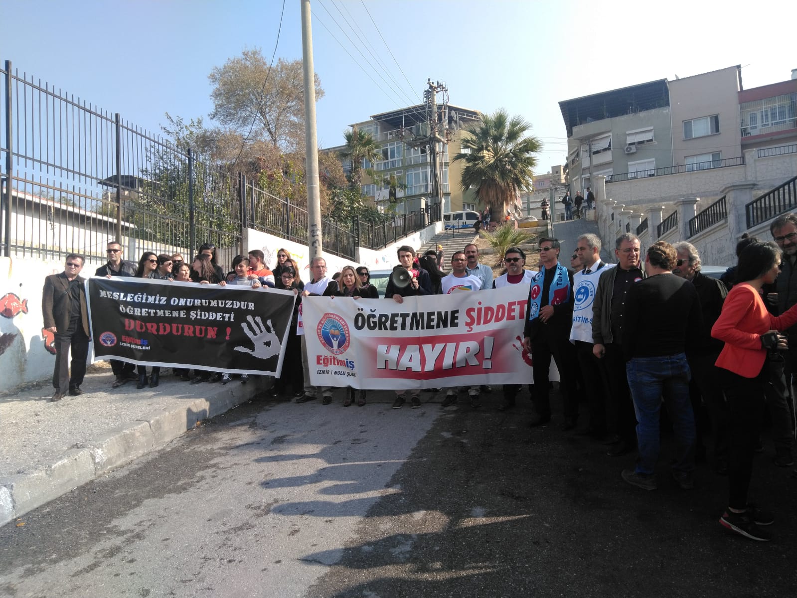 İZMİR 1 NO`LU ŞUBE ÖĞRETMENE ŞİDDETİ PROTESTO ETTİ  | EĞİTİM İŞ