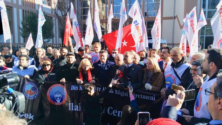 CEMİL KILIÇ`IN GÖREVDEN ALINMASINI İSTANBUL MİLLİ EĞİTİM MÜDÜRLÜĞÜ ÖNÜNDE PROTESTO ETTİK  | EĞİTİM İŞ
