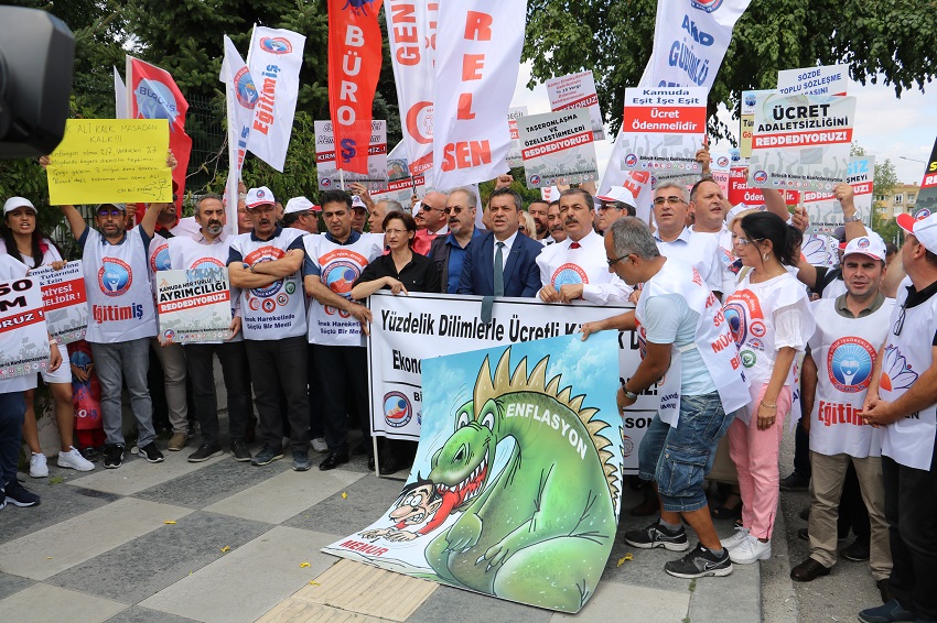 KAMU EMEKÇİLERİNE VERİLEN YÜZDELİK ZAMLARI ÇALIŞMA BAKANLIĞI ÖNÜNDE PROTESTO ETTİK | EĞİTİM İŞ