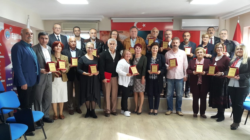 KOCAELİ  1 NO’LU ŞUBEMİZDEN EMEKLİ ÜYELERİMİZE PLAKET  | EĞİTİM İŞ