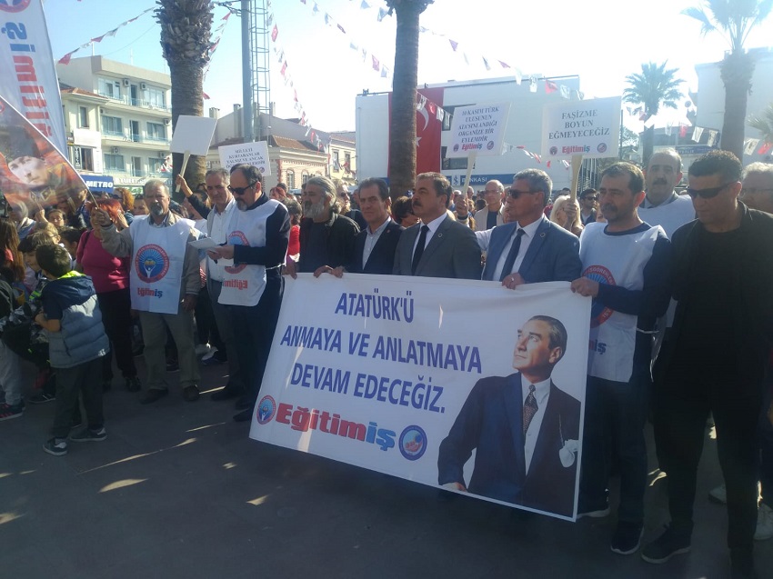AYVALIK’TA 10 KASIM KOREOGRAFİSİ NEDENİYLE ÜYEMİZİN GÖREVDEN ALINMASINI PROTESTO ETTİK | EĞİTİM İŞ