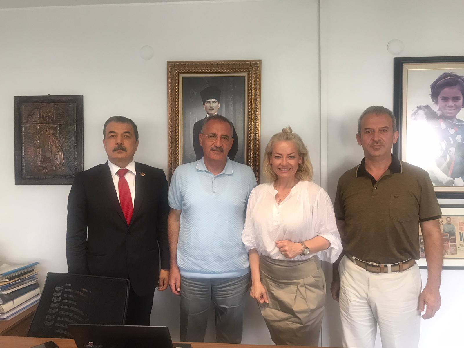 EĞİTİM-İŞ’TEN SÖZCÜ YAZARI SAYGI ÖZTÜRK’E DESTEK ZİYARETİ  | EĞİTİM İŞ