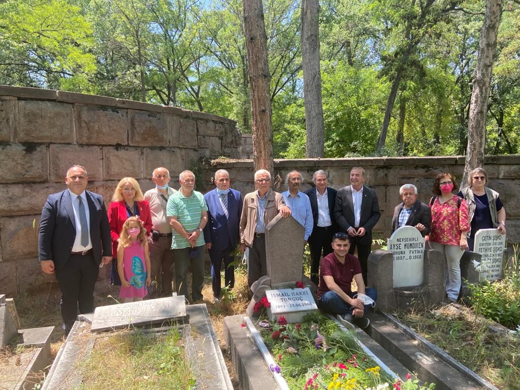 İSMAİL HAKKI TONGUÇ’U ÖLÜMÜNÜN 61. YILINDA MEZARI BAŞINDA ANDIK | EĞİTİM İŞ