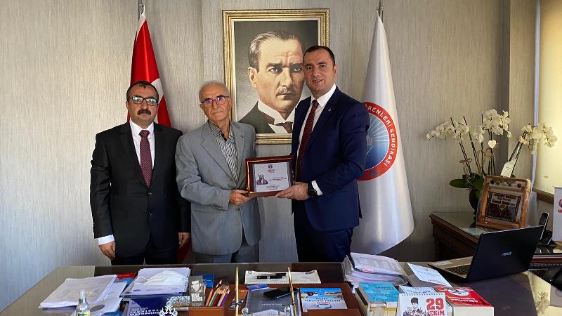 EĞİTİMCİ YAZAR GAZALCI’DAN SENDİKAMIZA ZİYARET | EĞİTİM İŞ