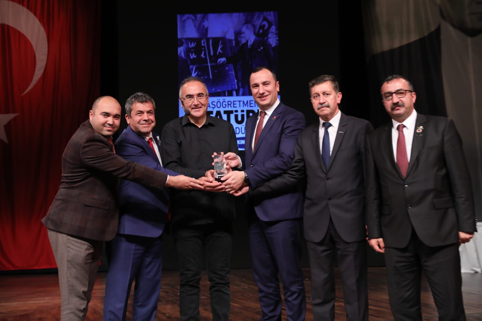 13`üncü Başöğretmen Atatürk Onur Ödülü Sunay Akın’ın | EĞİTİM İŞ