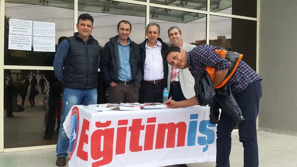 İzmir 4 No`lu Şubemiz(Yükseköğretim Şubesi) Yemek zamlarının geri alınması ve Üniversitenin tüm bileşenlerinin oluşturacağı Yemekhane Komisyonu kurulması talebi ile imza topladı. | EĞİTİM İŞ